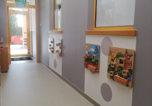 korytarz i pomoce edukacyjne na ścianie